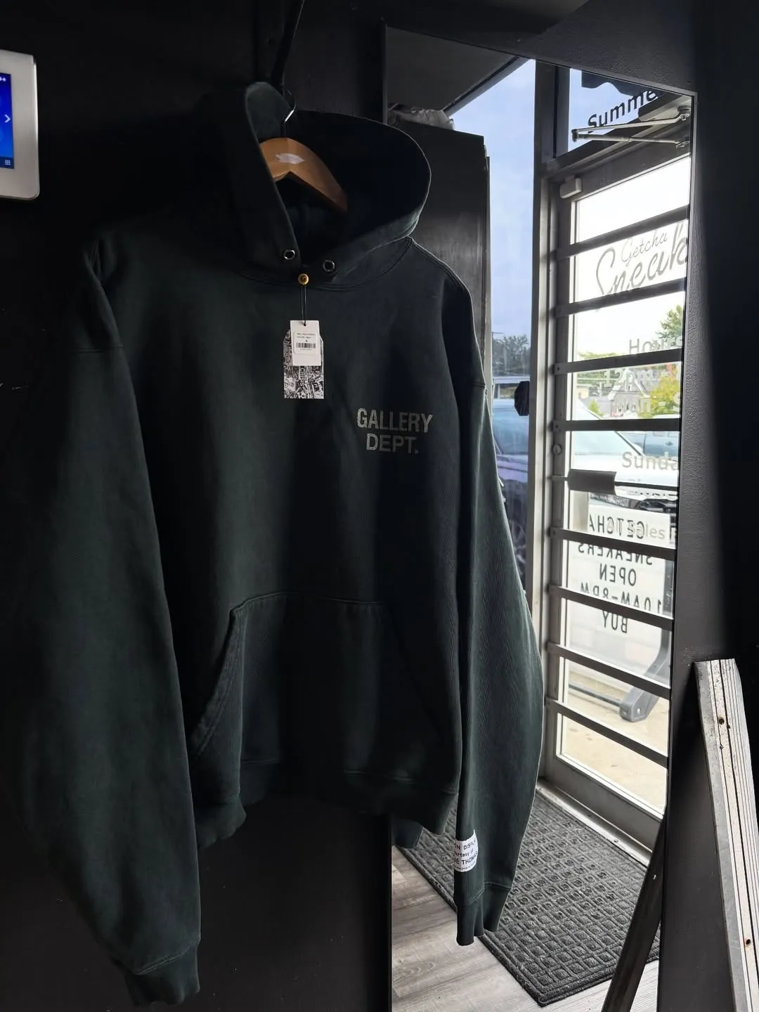 GALLERY DEPT. 90'S GD LOGO HOODIE 90's retro destruction English hoodie blue and black S-XL ⚠️Note: The color of this style should be green and black, not black! Requires custom weaving and dyeing. 500g high weight sweatshirt fabric. Fleece treatment on the inside. Overall wide and comfortable. Loose fit. Trendy and fashionable. Consistent with the original. Discharge printing process. Consistent with the original hang tag. Hanging grain with G LOGO.